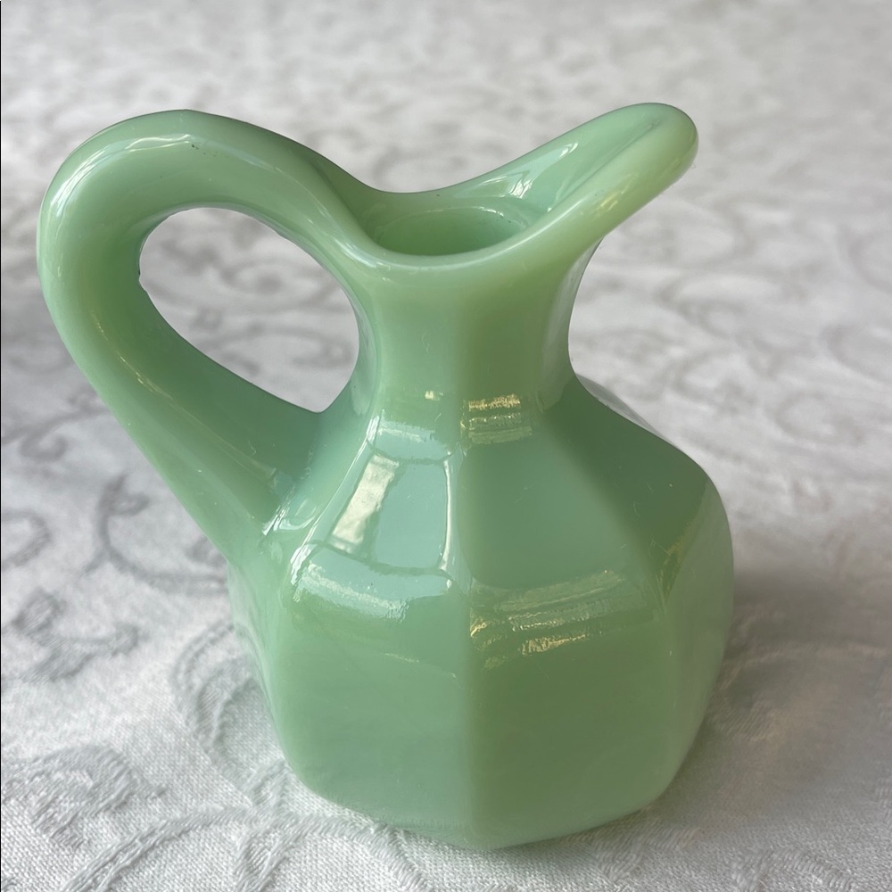 Vintage Jadeite green glass Pitcher - Picture 3 of 8